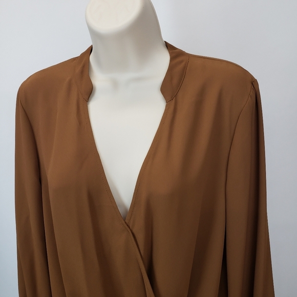 Lush blouse with plunge neckline and cutout in back Size Small - Picture 2 of 9